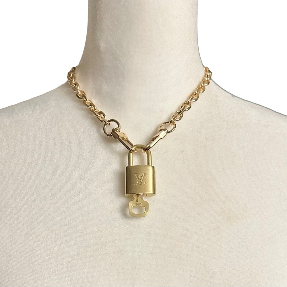 Authentic Louis Vuitton #319 Lock & Key Set on a 18K Gold Plated Chain Necklace - Picture 4 of 7